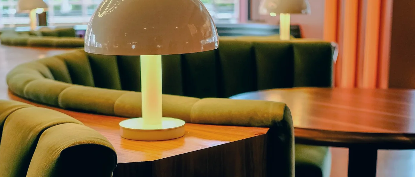 Lemoniada w dzbanku czekająca przy bufecie